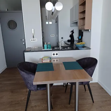 Modern 1-bedroom With Sea View In T92 Apartman Ostende